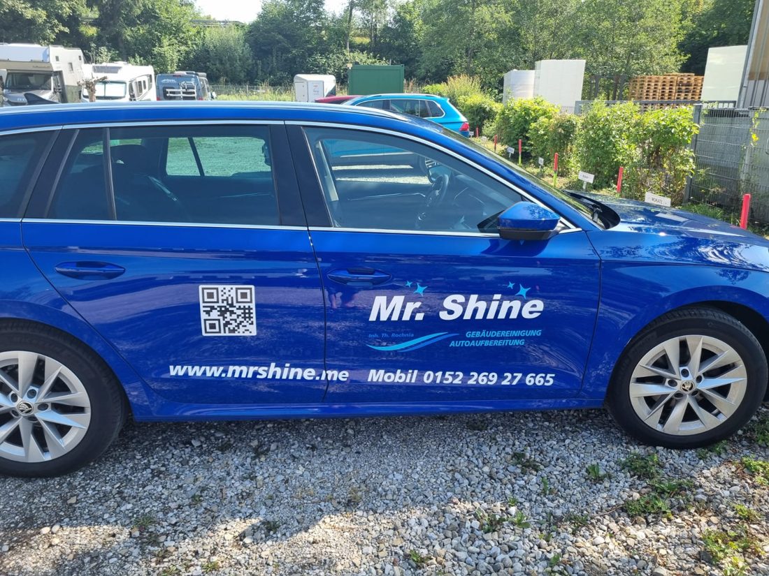 Firmenwagen von Mr. Shine – blauer Škoda Octavia mit Logo für Gebäudereinigung und Autoaufbereitung in Geretsried