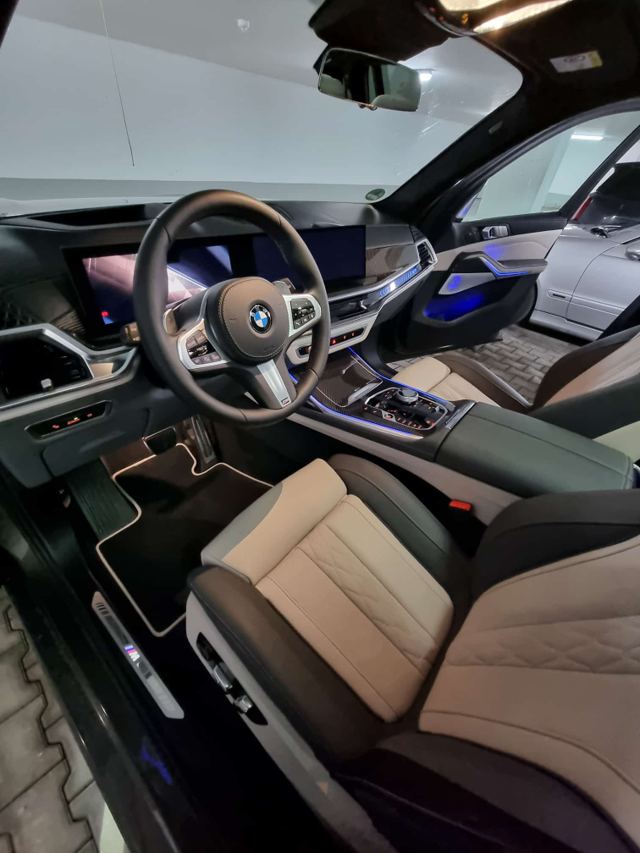 Gepflegter Innenraum eines BMW X7 mit hellem Leder, Cockpit und Lenkrad nach der Aufbereitung