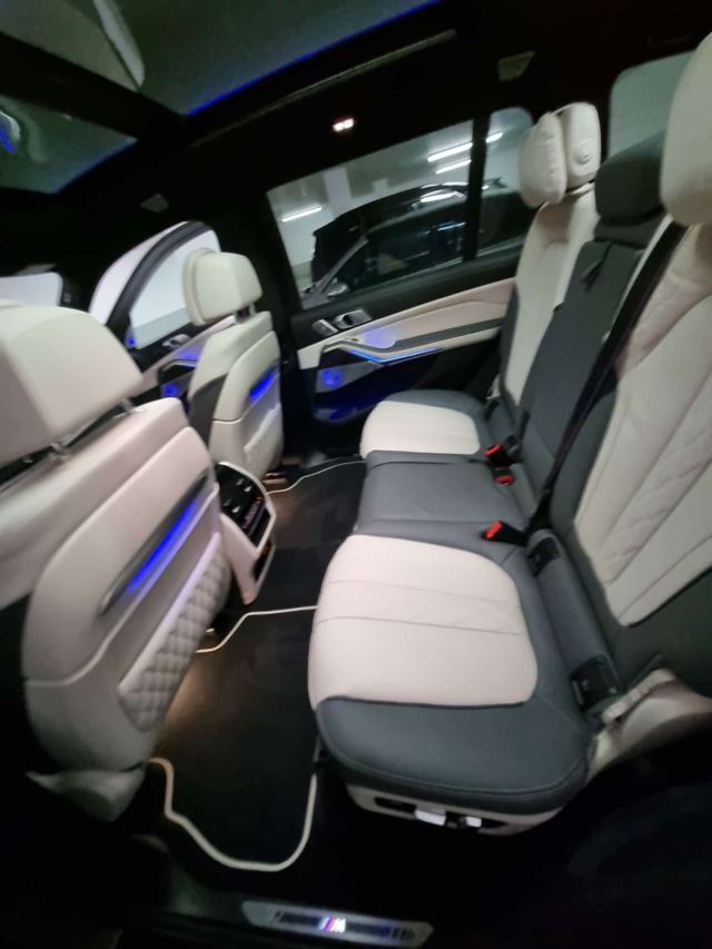 Gereinigte Rücksitzbank mit heller Lederausstattung im BMW X7