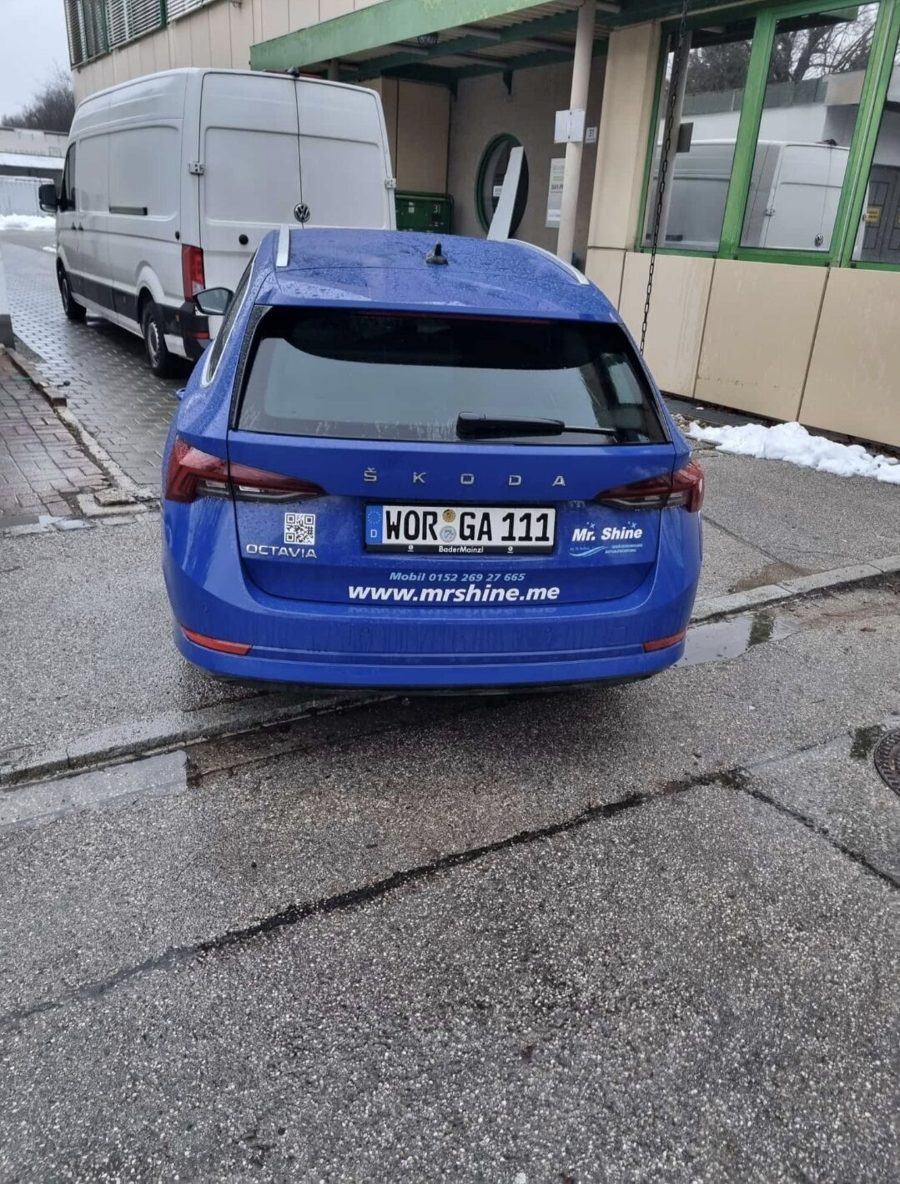 Firmenfahrzeuge im Einsatz bei der Gebäudereinigung